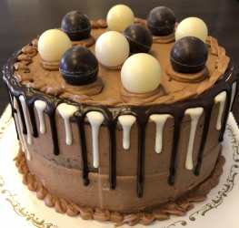 Sjokoladekake pyntet med runde sjokoladekuler
